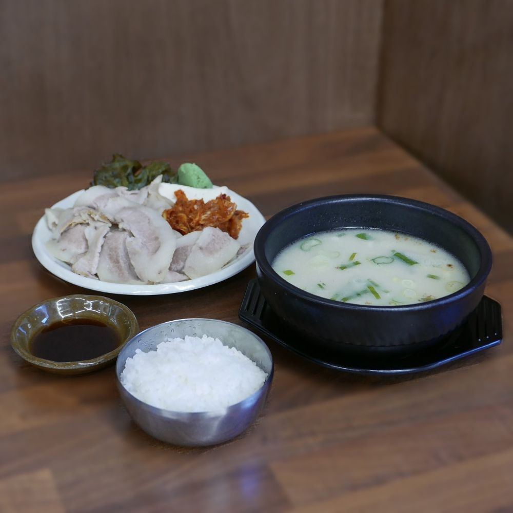 수육백반