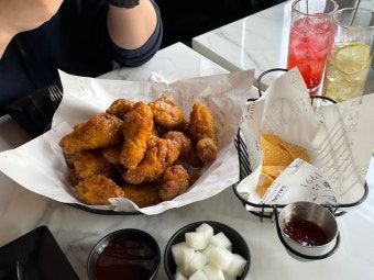 교촌치킨 홍대점 사진 5
